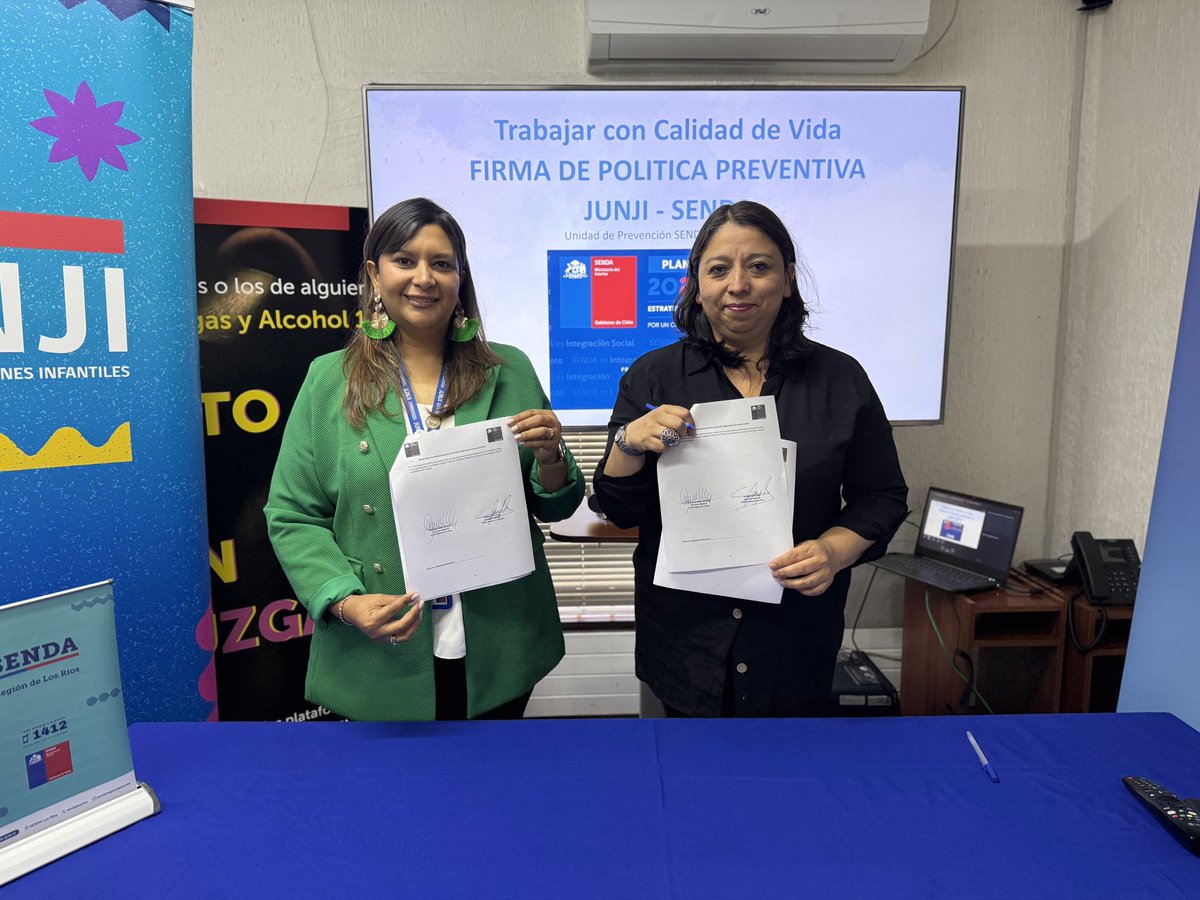SENDALOSRIOS's tweet image. 🤝 @SENDALOSRIOS y @JUNJI_Losrios refuerzan su compromiso con el bienestar laboral.

Firmaron la Política de Prevención de JUNJI, logrando su Certificación Inicial del programa #TrabajarConCalidadDeVida de @Senda_gob que promueve entornos laborales más saludables y protectores.