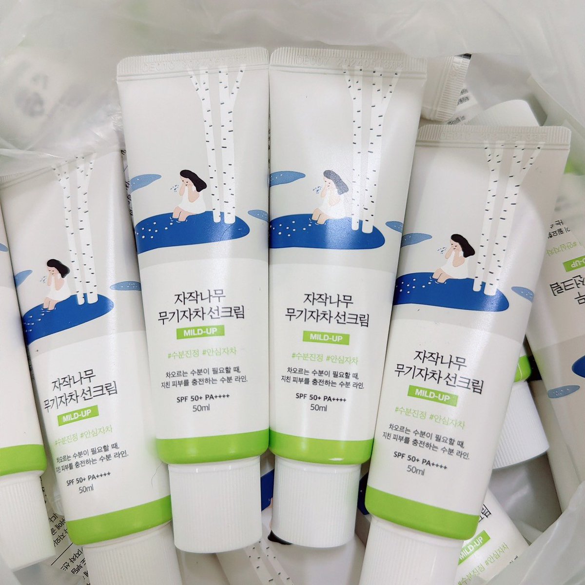PupPeary_Shop's tweet image. Round Lab Birch Juice Moisturizing Mild-up Sun Cream SPF50+ PA++++ 50 ml
กันแดดสูตรอ่อนโยน เนื้อบางเบาที่ให้ความชุ่มชื้นกับผิวได้ดี ช่วยเสริมเกราะป้องกันผิวและปลอบประโลมผิวในขั้นตอนเดียว

น้ำท่วม
หมดอายุ 11/20226

ราคา 150 บาท