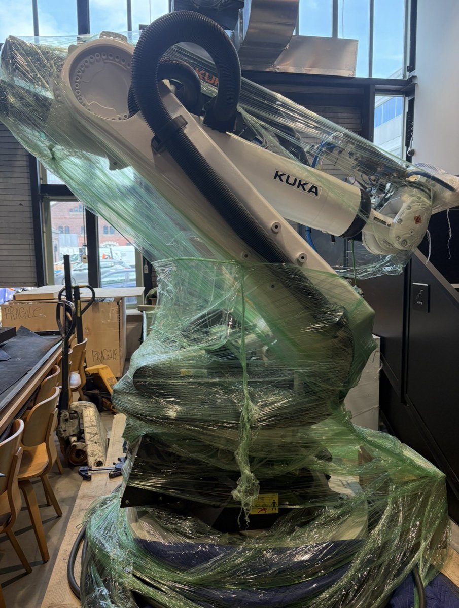 Unboxing my first robot arm, I may have ordered the wrong size.