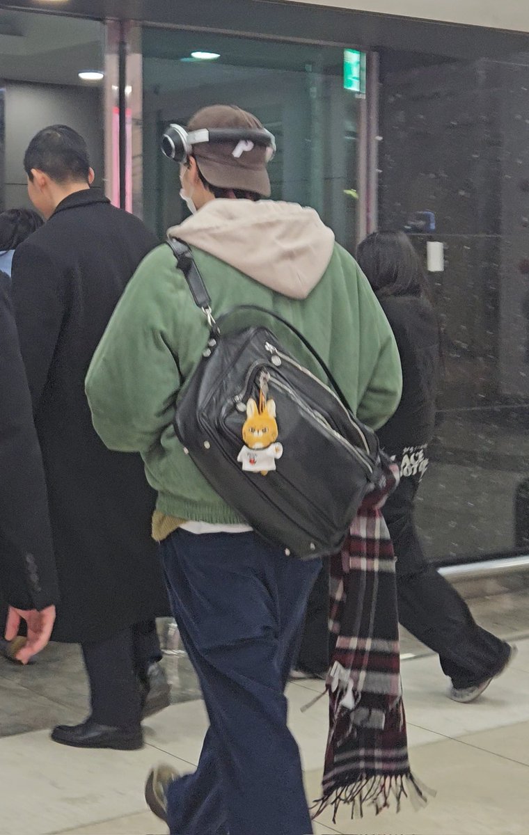 캐리어 너무 늦게 나와서 막차놓칠까봐 맘이 급했는데  눈앞에 갑자기