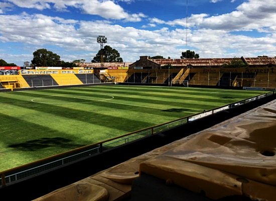 NicoFernandezBB's tweet photo. 📅🏟️ #UnDíaComoHoy 22/1/1942, se inauguró el estadio Roberto #Carminatti de @Olimpo_Oficial. Se jugó un amistoso que terminó con victoria de #Banfield sobre la @LigaDelSurOK. Fue remodelado en el mandato de Jorge #Ledo, cuando el "Aurinegro" logró su primer ascenso a Primera ⚫️🟡 https://t.co/69euXfeU2t
