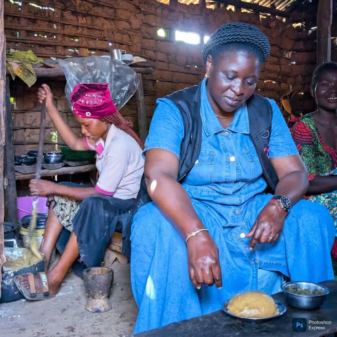 lafortunerdc's tweet photo. #Beni : la députée nationale Jeannine Katasohire partage un repas avec les paysans
Dans le cadre de ses vacances parlementaires, la députée nationale #Jeannine Kavira Katasohire séjourne dans plusieurs localités du territoire de Beni, au #NordKivu, où elle communie avec les siens.
Au cours de son déplacement, l’élue de la ville de #Butembo et membre du #BUREC, parti de @julienpalukucom , a partagé un « repas traditionnel » composé de produits du terroir avec les habitants.
Un geste symbolique qui met en valeur le savoir-faire des communautés rurales ainsi que l’importance des filières agricoles locales, essentielles à la subsistance des familles et à la préservation de l’identité économique et culturelle du Grand Nord de la province.
#LaFortuneRDC