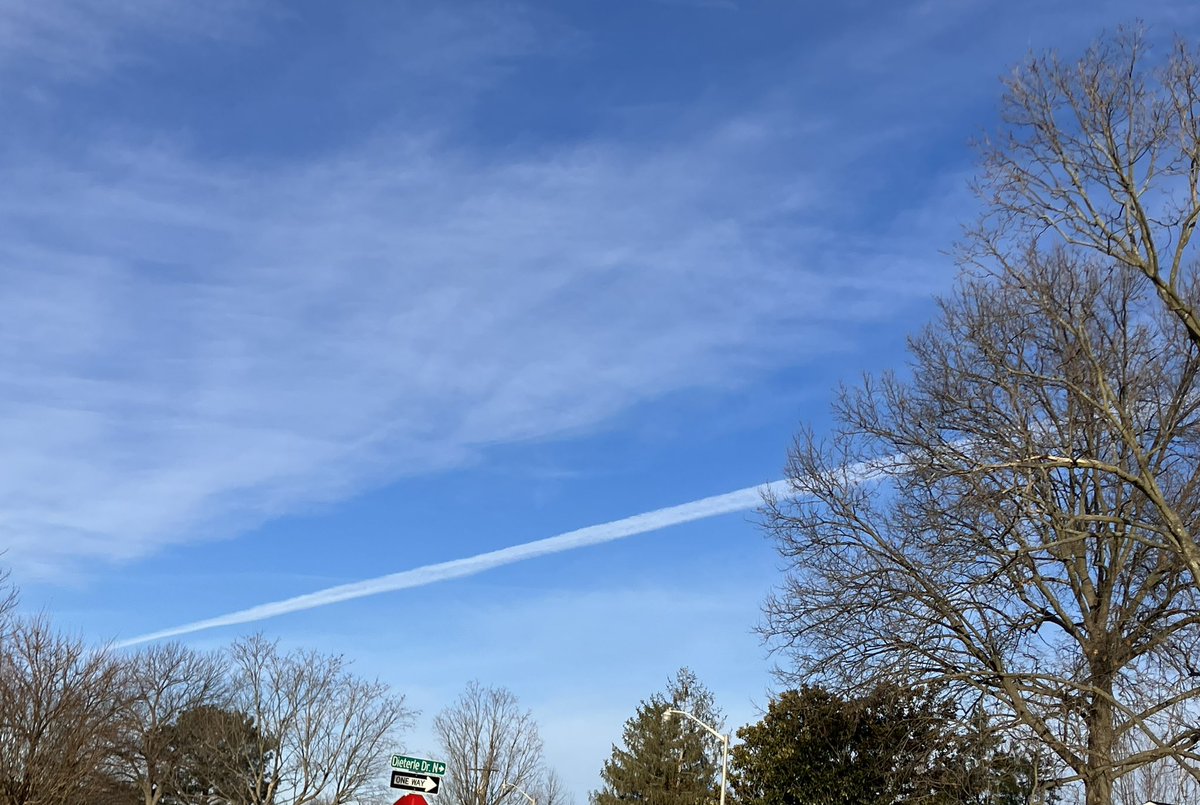 TheQNewsPatriot's tweet image. There is no such thing as a multi-hour contrail. Fluid physics and thermodynamics do not allow for this in our physics-based reality, which includes the idea that frozen carbon dioxide crystals somehow maintain themselves in suspended stasis in the atmosphere for hours on end, at…