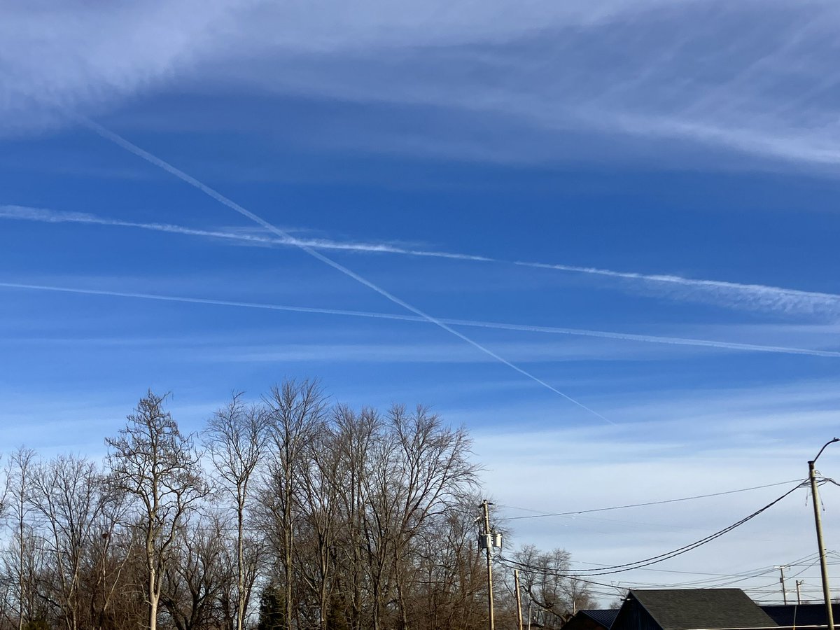 TheQNewsPatriot's tweet image. There is no such thing as a multi-hour contrail. Fluid physics and thermodynamics do not allow for this in our physics-based reality, which includes the idea that frozen carbon dioxide crystals somehow maintain themselves in suspended stasis in the atmosphere for hours on end, at…