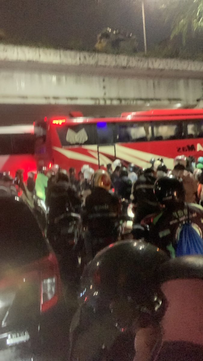 DAPIWDAPHNEE's tweet image. gue pelanggan setia tj 8, 9, dan 7 (rumah di cibubur) BENERAN SPEECHHHHLESSS???

macet 1,5 jam di kedoya - daan mogot, gatsu LANCAR SAMPE KRAMAT JATI LANCAR??? SEMUA ORG KETAHAN DI JAKBAR KAH? 

 komplikasi vid. sehari jadi tengil ga naik transmum