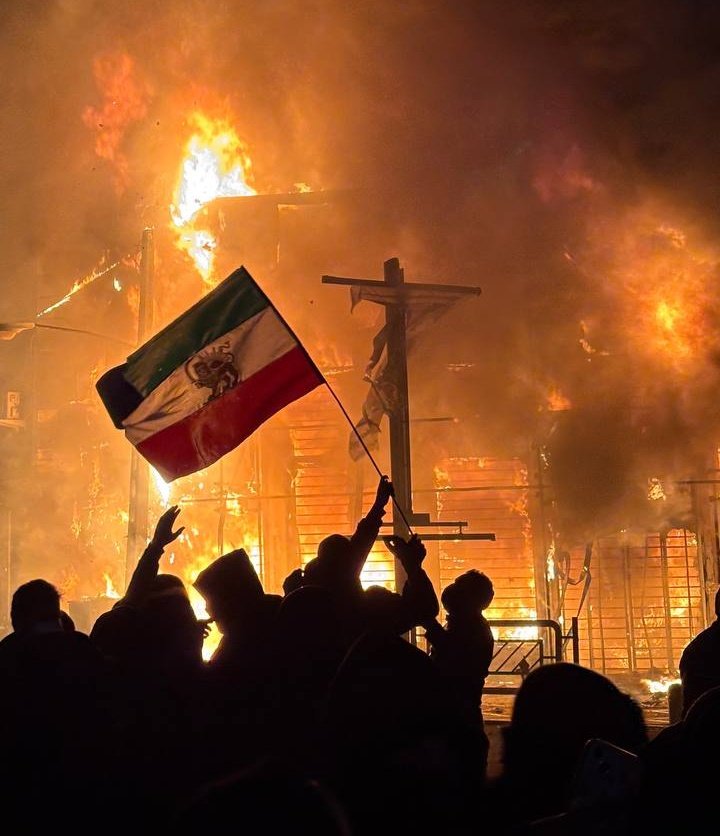 Mousavi1355's tweet image. از یاد برده‌اند و نخواهم برد، بر آسفالت، خون جوانان را
با صبر ما بهار نمی‌آید، باید تمام کرد زمستان را
من خشم کوچه‌ام وسط وحشت، من انتقامِ وحشیِ تاریخم
با خون قاتلان تو خواهم شُست کابوس‌های تلخ خیابان را
#IranMassacre
#DigitalBlackoutInIran #IranRevolution2026