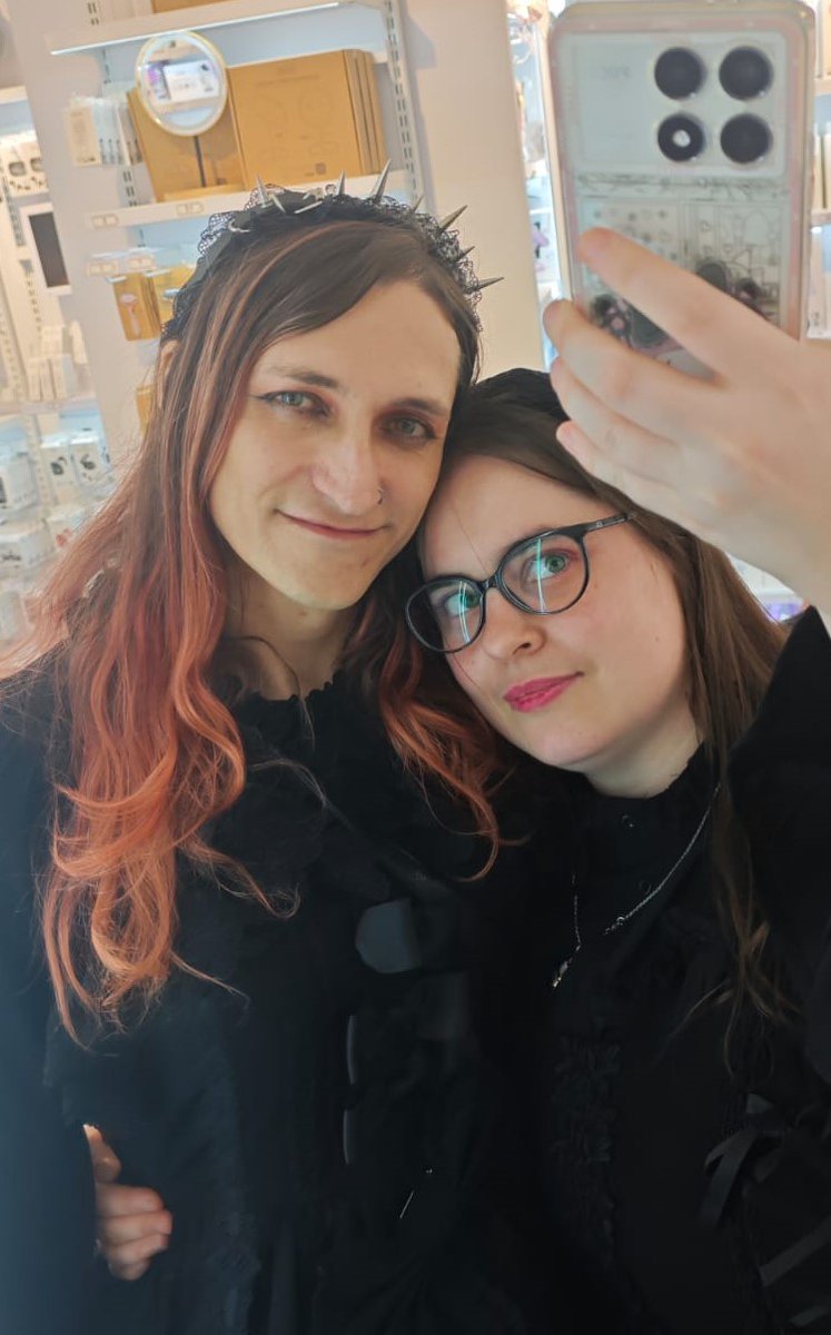 Alice_Sim1's tweet photo. 👩🏻‍🤝‍👩🏼💘💝👩‍❤️‍👩👩‍❤️‍💋‍👩🏳️‍🌈🏳️‍⚧️♀️⚧️
Dia nuestro amor:  4/01/2026
Me siento afortunada...
Te quiero Noelia👩‍❤️‍👩👩‍❤️‍💋‍👩❤️
Gracias por estar conmigo🥹❤️

Con un texto detallado en Insta:
@arisualice7 https://t.co/0OabBwbCzG https://t.co/qceUswweu8