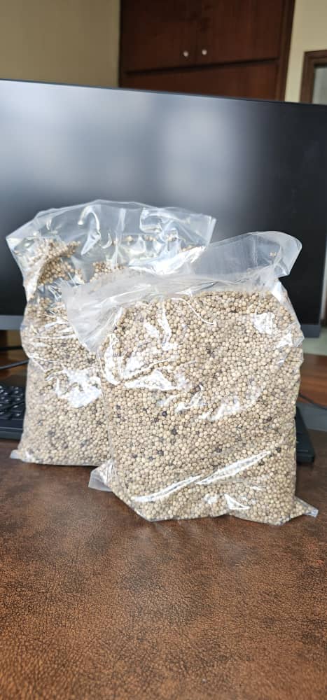 Hello X , j'ai du poivre blanc en provenance directe de Penja disponible, prix : 13000 FCFA le kg 
Contact : 694206958