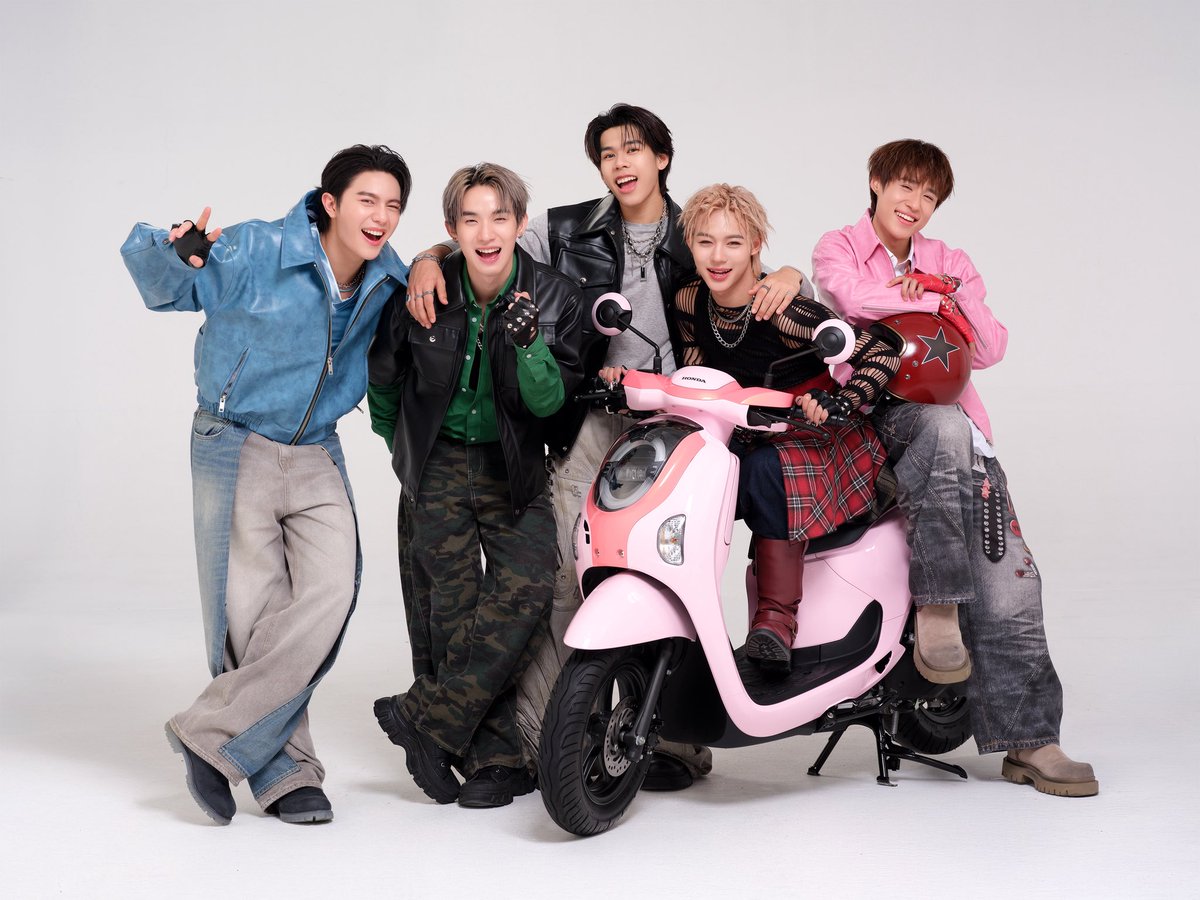 LYKNofficial's tweet image. ฝากพวกเรา “LYKN” Iconic Gang เจนใหม่ด้วยนะครับ 😎💥
มาพร้อม New Scoopy เดบิวต์สีใหม่มาให้เลือกฉ่ำ 💦
ชวนชาวแก๊งยกก๊วน จอยความสุดเทรนด์ 🔥

#ScoopyGang #ScoopylconicGang 
#LYKN #แก๊งเจนใหม่ไปให้สุดเทรนด์ #NewHondaSCOOPY  
#HondaMotorcycleThailand