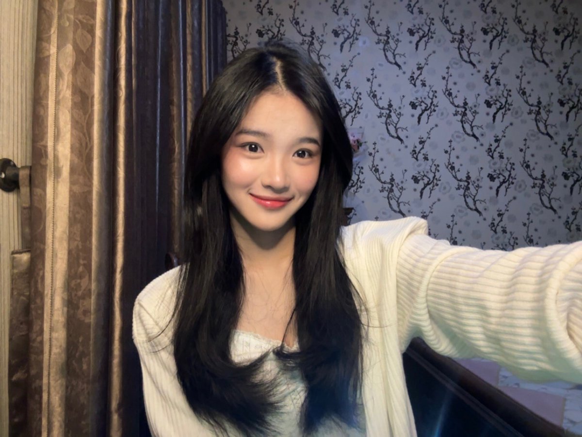 CErine_JKT48's tweet photo. terimakasii banyak semua untuk video call hari inii!! 🫶🏻 pembuka tahun yang menyenangkan yaa,  semangat menjalani kegiatan kegiatannya!! jangan lupa selalu jaga kesehatan OKKK biar bisa ketemu terus😆🤍 sampai ketemu lagi semuaaa~ 💪🏻💪🏻 https://t.co/Jbn3mBMTLq