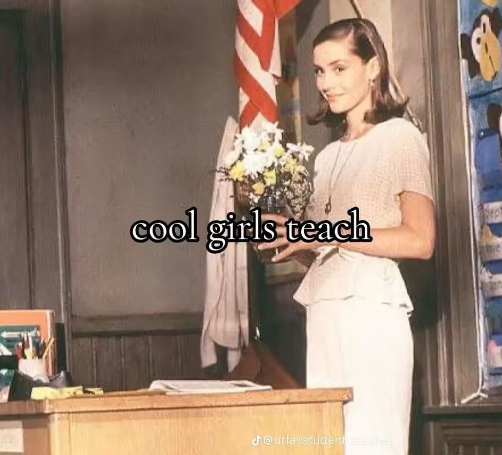 midnightsgigi's tweet image. 𝜗ৎ - #collegetwt | #studytwt | #studytwtbr

• gigi - ela/dela
• graduanda em pedagogia 
• ⁠objetivo: compartilhar minha rotina, não procrastinar, fazer amizades e moots
𐙚: kpop, livros, filmes, estudos &amp;amp; taylor swift

♡/↺ = moots