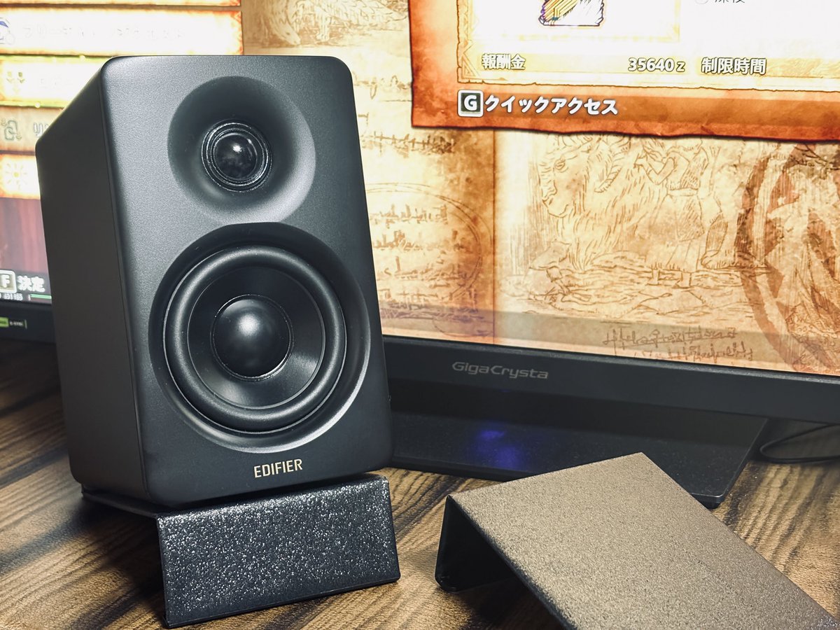 00kppp's tweet photo. セールで買ったEDIFIER M60の付属スタンドのシルバーが本体と合わなかったので、100均のラッピングシート（グリッター 黒）でリメイク！
元々の雰囲気のまま黒になってなかなか良いかも✨ https://t.co/Kj1utbLRif