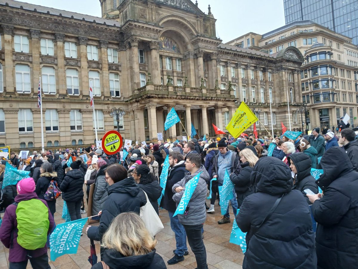 NSSN_AntiCuts's tweet photo. #NSSN sends #solidarity to @BirminghamNEU and its members on #strike at 20 Arthur Terry Learning Partnership (#ATLP) schools across the West Midlands @NEUnion 

Hundreds at strike rally, supported by striking @UniteWestMids #Birmingham #binworkers @unitetheunion @UniteEconomy https://t.co/yD332YLzvT