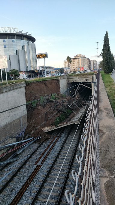 A los miserables que estan diciendo que hay que hacer el traspaso de Rodalies para que no pasen más accidentes hay que recordarles que en Terrassa en la línea de FGC pasó algo similar que lo de Gélida, pero afortunadamente no circulaba ningún tren en ese momento.