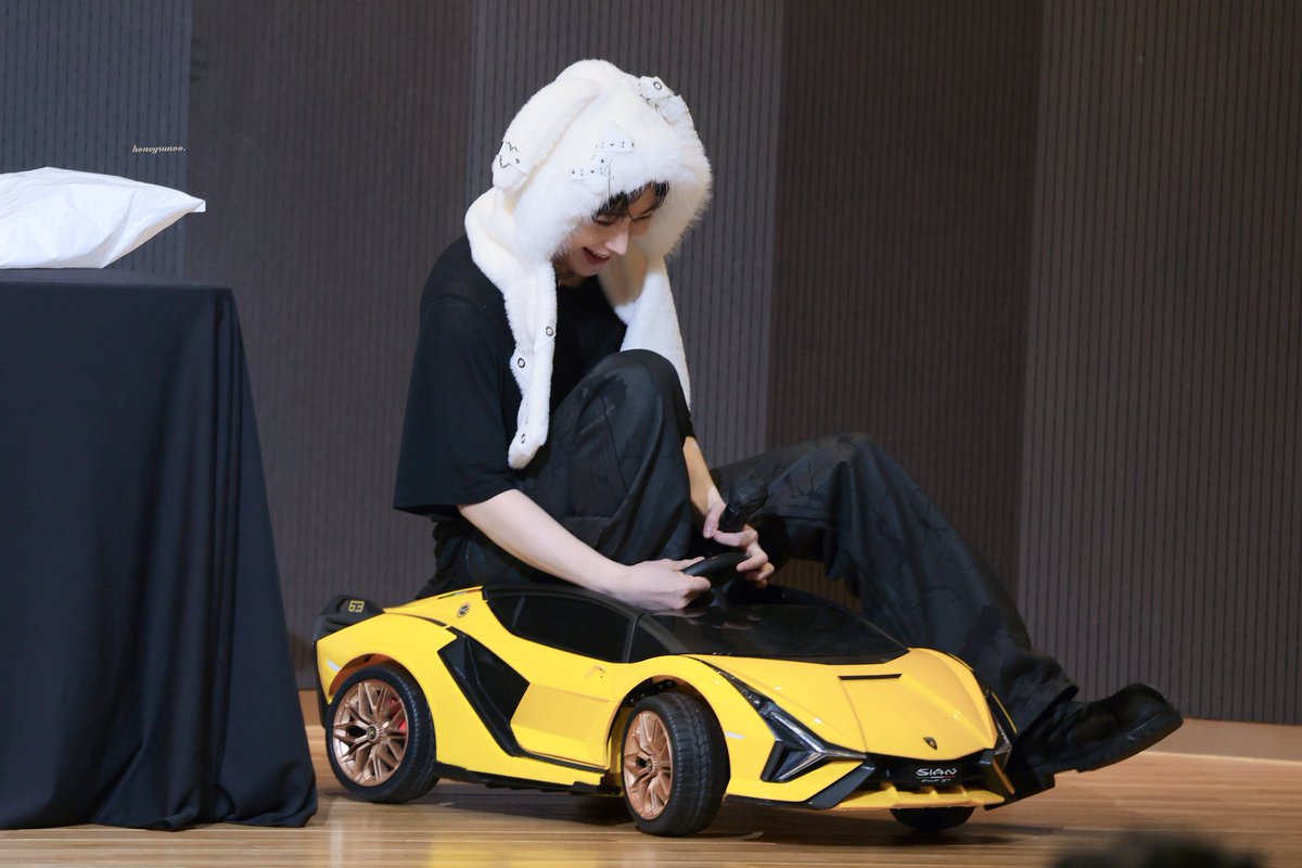 HoneySun_0624's tweet image. 260122
떤보르기니 타고 온 떠누🤨
#김선우 #엔하이픈_선우 #SUNOO #ENHYPEN
@ENHYPEN_members