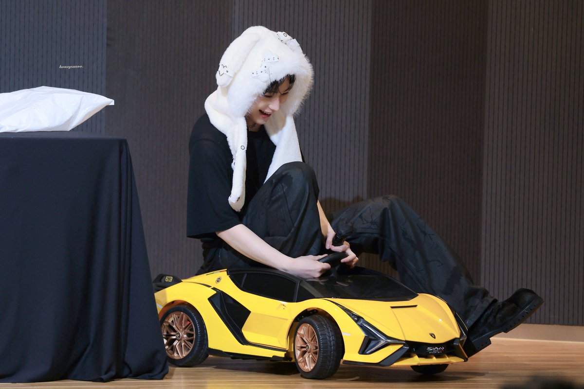 HoneySun_0624's tweet image. 260122
떤보르기니 타고 온 떠누🤨
#김선우 #엔하이픈_선우 #SUNOO #ENHYPEN
@ENHYPEN_members