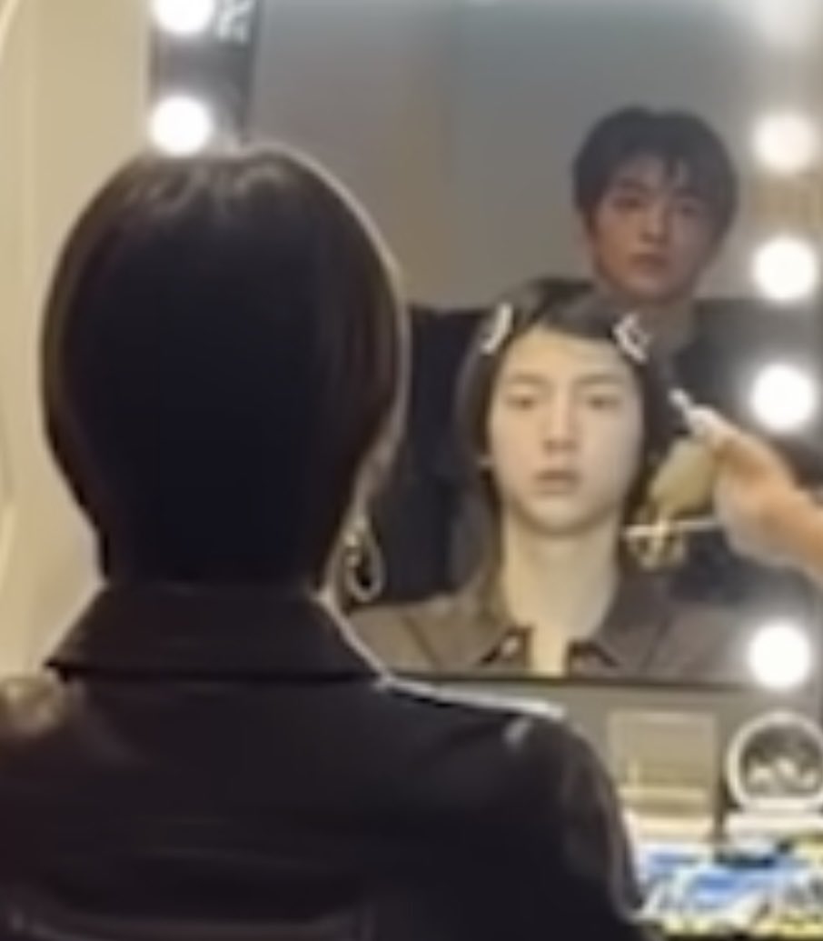 pickoffthrow's tweet image. 밤12시에 칼물고 거울보면 미래의배우자가 보인대서 거울봣더니 지나가던 안건오얼굴떠서 칼뿜는 김쥬훈