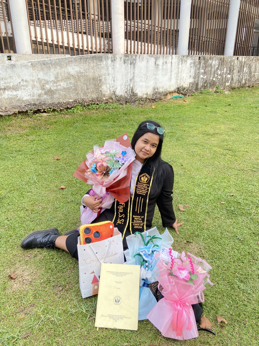 oxalisdeppei__'s tweet photo. menuntaskan janji S1 untuk umi dan bapak 🤍 https://t.co/QyGrsFZig6