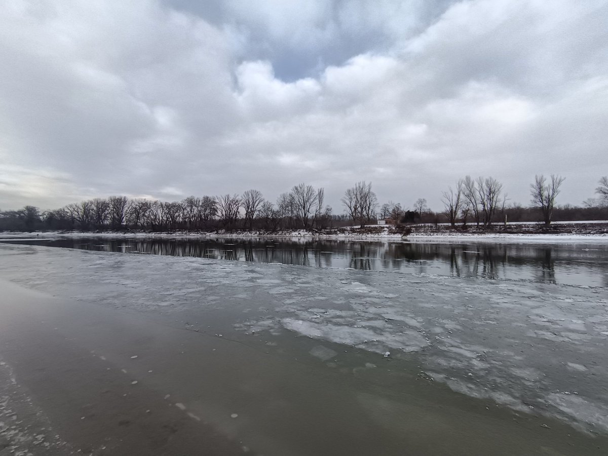 AndreaGerak's tweet photo. ❄️🧊Jégzajlás, ice movement

#Szentendre #Magyarország #Hungary 🇭🇺 #Duna #Danube #Donau #Dunakanyar #DanubeBend #tél #winter https://t.co/zHc3cK43dd