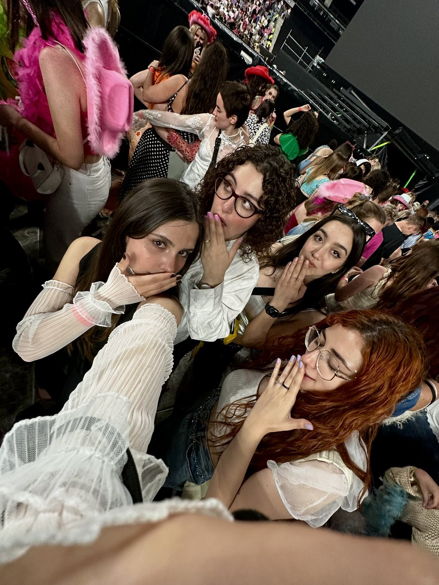 hsatellit3's tweet image. goodbye harry’s house era &amp;lt;3 thank you for the lifetime memories, you gave me the time of my life ☆