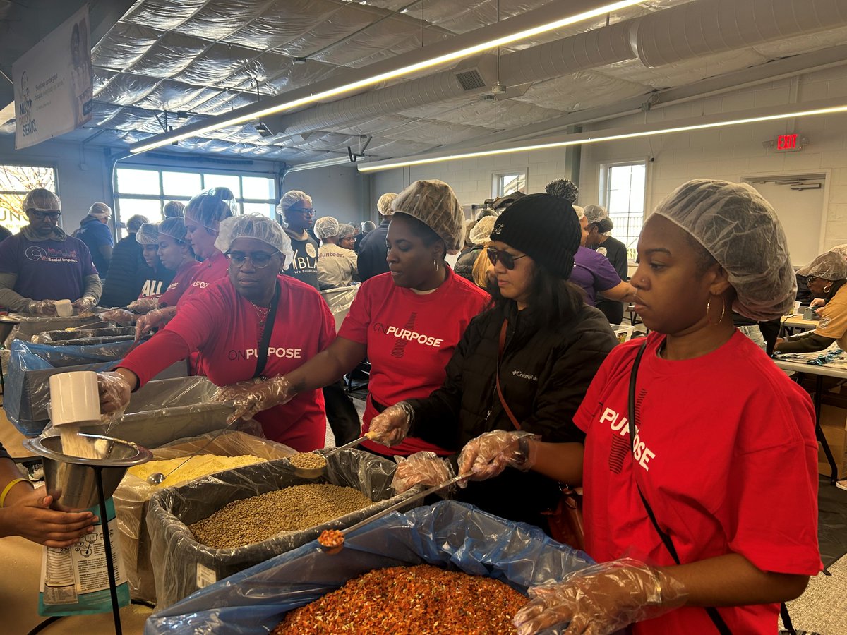 CokeCCBCC's tweet image. Earlier this week, on #MLKDay, our Teammates came together to serve with Purpose alongside Young Black Leadership Alliance in Charlotte, NC. Together, we packed 35,000 meals to help support those in need. 

We're proud of our Teammates for honoring Dr. King's legacy through