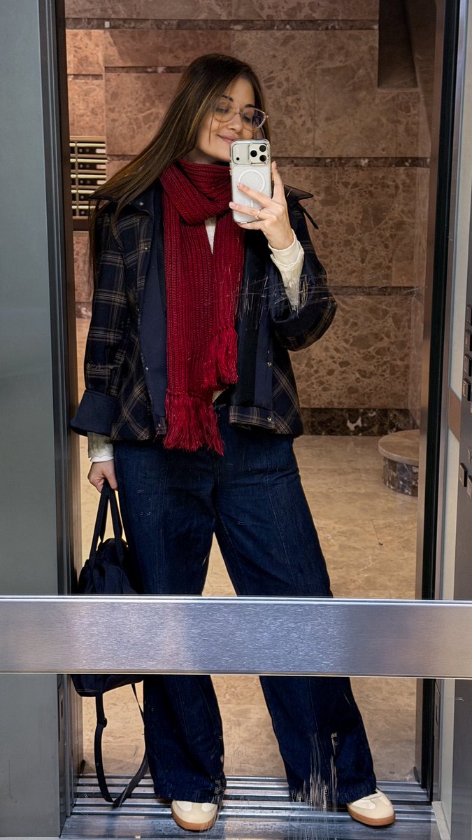 Saricientta's tweet photo. All Too Well weather calls for an All Too Well outfit 🧣
@taylornation13 @taylorswift13 #TSMerch #ootd #ootdStyle https://t.co/DvfeOJZzdY