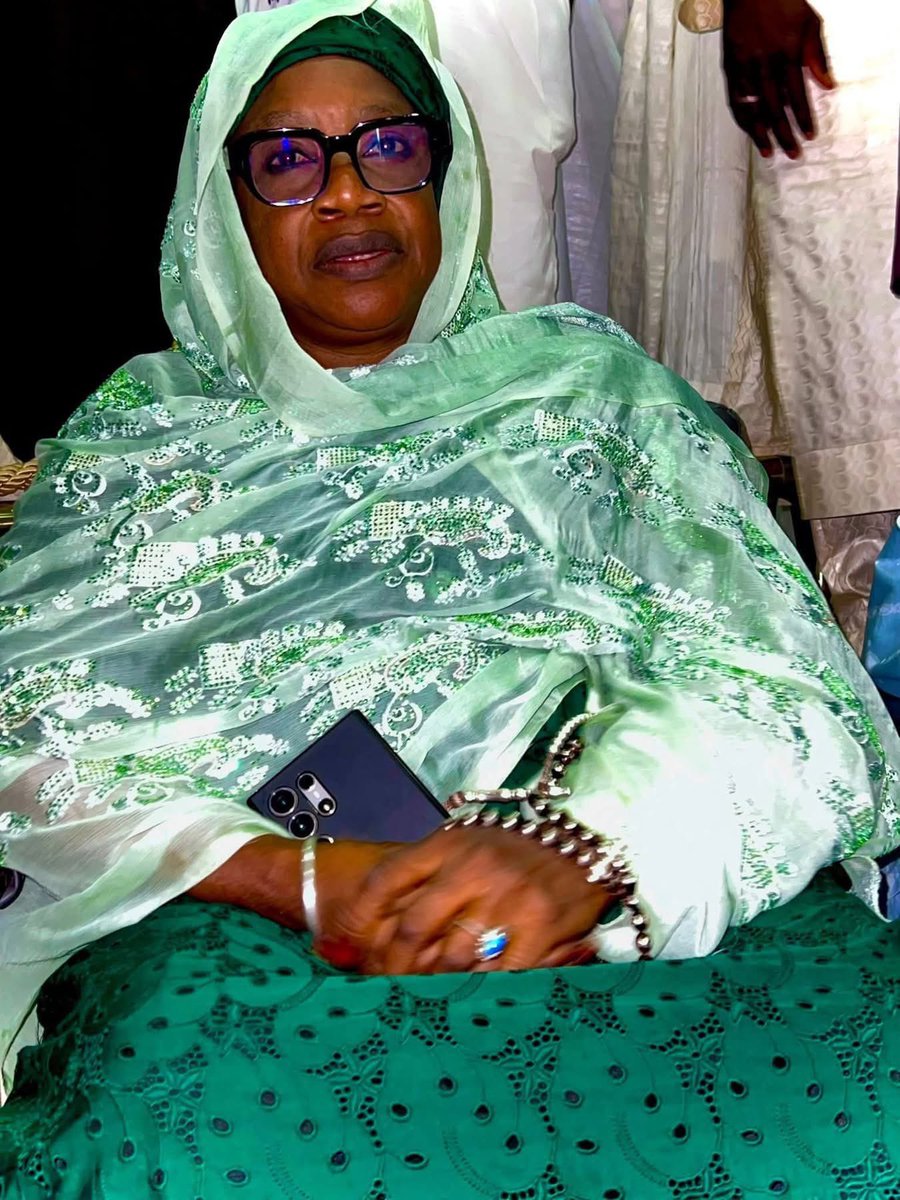 RakaFatima's tweet photo. #OO1
Daga ka kalle ta zaka tuna faɗin Shehu:
Matan cikin mu majaze ne, su kuma mazajen Duwatsu ne.
Amma Haqiqan Gaskiya su waɗannan Sune wadannan Jajayen Zaiban nan dake wuyar samu ga bawa. Domin ta zamto Rahamar Allah ga dukkan Bayi.
Lafiya da Nisan Kwana Niasse https://t.co/e07aI3J5q7