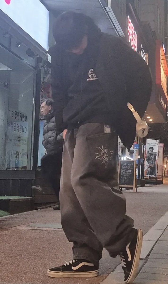 cream_3541's tweet image. @junojuno1560 이형님 그렸음
( 왼 : 내 그림 / 오른 : 원본 사진 )