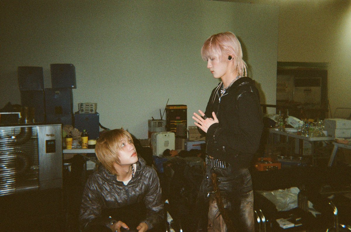 gongohz's tweet image. “we have                                     “i know i
dating rumors”                         started it”