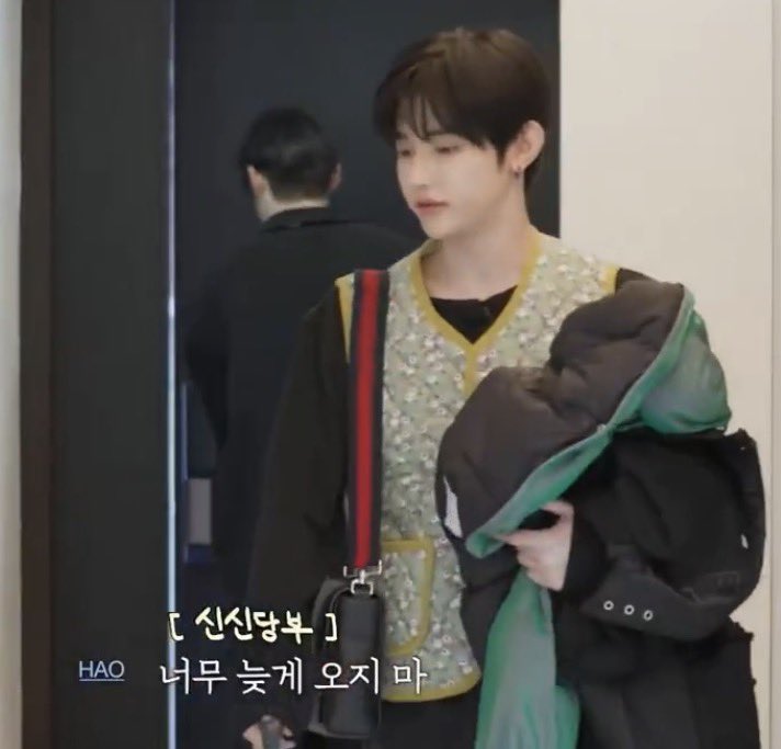 BNsn0607's tweet photo. 빈늘이 진짜 부부라고요? ㅋㅋ
아니띠발 남편이랑 같이 나간 애들한테 늦지말라 신신당부
애들이랑 같이 나간 남편 언제 오는지도 알아야되고
남편님은 아내분께 지극정성이신데 지금 https://t.co/yOD8MVZsQB
