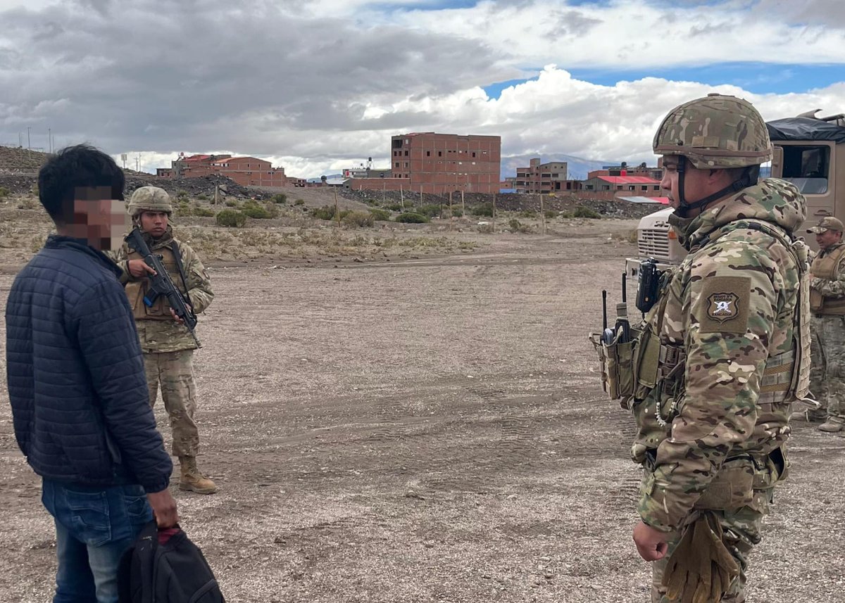 Ejercito_Chile's tweet image. #Colchane: Nuestro personal se mantiene desplegado en la Jefatura de Área Fronteriza de "Tarapacá", con la finalidad de cumplir labores de seguridad y control migratorio de acuerdo a las misiones de resguardo fronterizo encomendadas por el Decreto N.°78.
#JAF #Frontera
