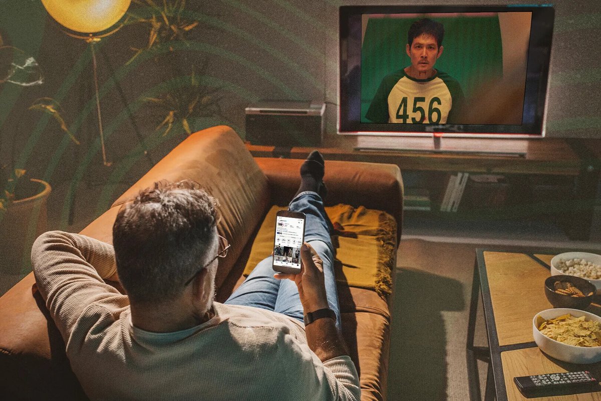 JVCom's tweet photo. Netflix fait des films pour des spectateurs qui ne les regardent qu'à moitié.

Matt Damon s'est confié sur les consignes de Netflix, pour son film "The Rip" : 

- il faut une "grosse accroche" dès le début du film, pour capter l'attention
- le scénario doit être répété plusieurs fois pendant le film

Netflix sait que les spectateurs sont souvent sur leur téléphone quand ils visionnent du contenu. Ils s'adaptent donc pour ne pas qu'ils décrochent.