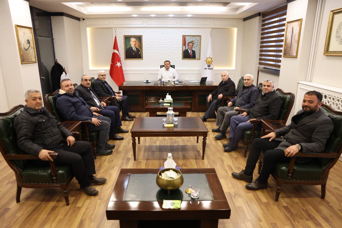 AKPartiG_Antep's tweet photo. Dolmuşçu esnafımız, İl Başkanımız Sayın Fatih Muhaddis Fedaioğlu’nu ziyaret etti.

Şehrimizin yükünü omuzlayan, alın teriyle emek veren esnafımızla bir araya gelerek istişarelerde bulunduk. 

Toplumun her kesimiyle gönül bağımızı güçlendirmeye, ortak akılla Gaziantep’imiz için çalışmaya devam ediyoruz.

@fmfedaioglu 
@Akparti