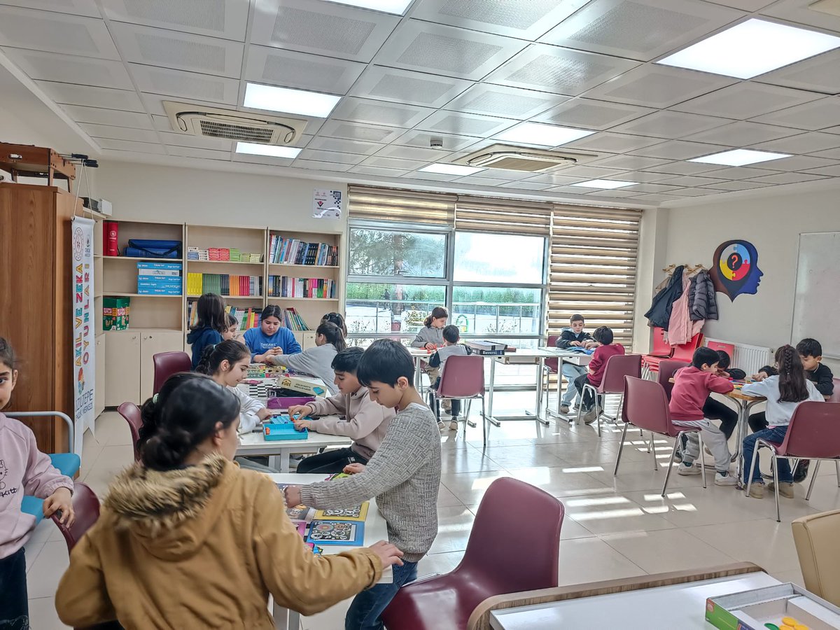 GSB_KiziltepeGM's tweet photo. Kış Kulüpleri kapsamında planlanan etkinlikler, yoğun katılım ve büyük bir heyecanla devam ediyor.
Siz de Kış Kulüplerinde yer almak istiyorsanız gençlik merkezlerimize bekliyoruz. https://t.co/xJ8bJgA0dt
