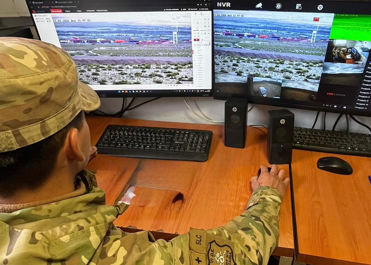 Ejercito_Chile's tweet image. #Colchane: Nuestro personal se mantiene desplegado en la Jefatura de Área Fronteriza de "Tarapacá", con la finalidad de cumplir labores de seguridad y control migratorio de acuerdo a las misiones de resguardo fronterizo encomendadas por el Decreto N.°78.
#JAF #Frontera