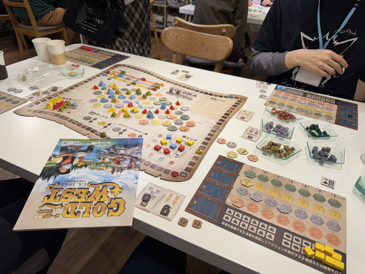 catharsystem's tweet photo. #GoldWest マップから資源を獲得して複数の点数行動をしたい!けど取った資源はマンカラ的に上流から下流に流さなきゃならないので、うまく資源を流さないと必要最低限の行動もできなくなっちゃう!仕方なく資源だけをとってくる略奪ばかりやってたら、開拓地が出来ず見事にビリ。もう一回やりたい! https://t.co/ElLMrSHhQK