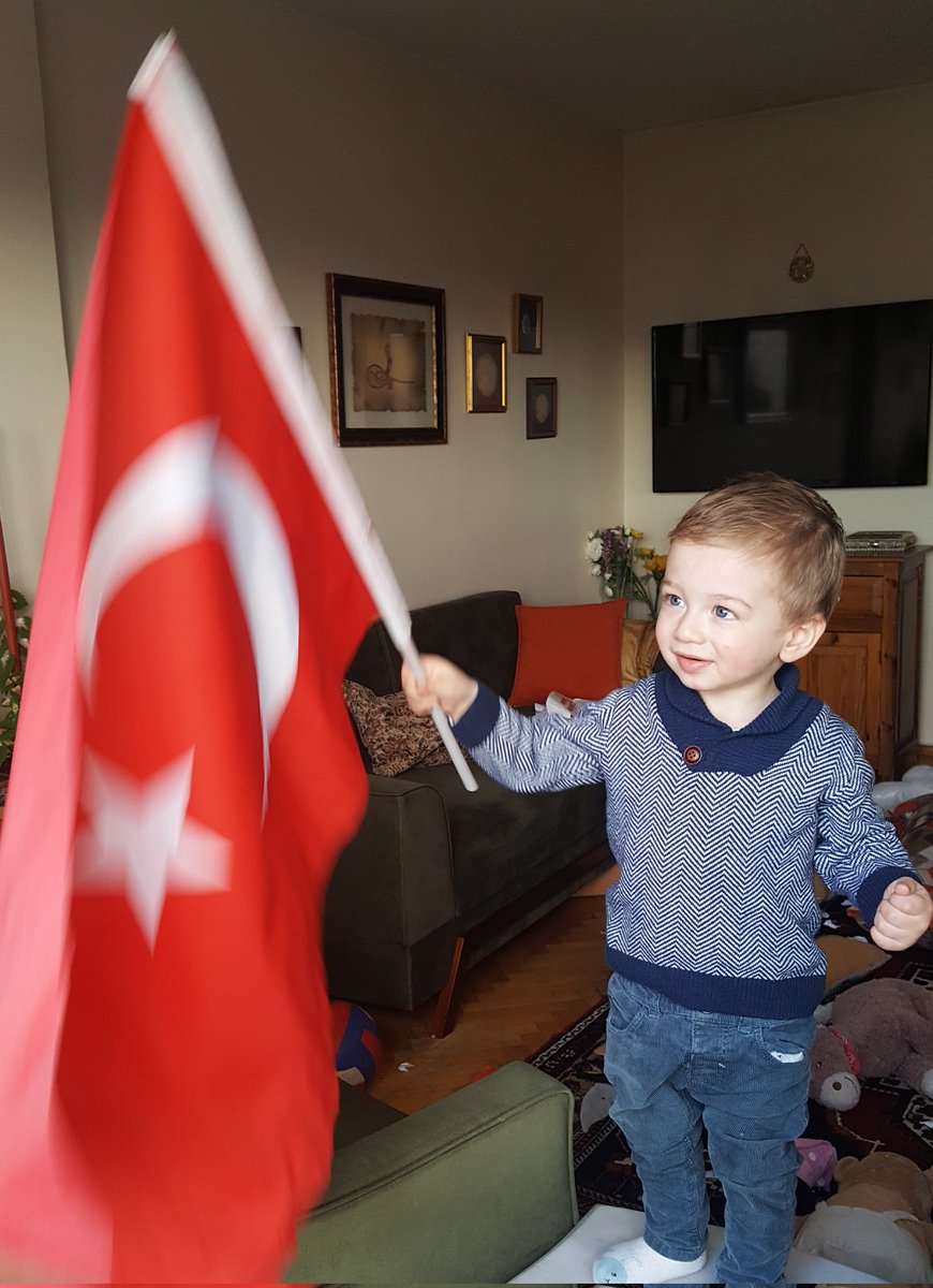 Sahipsiz değiliz!
Toprağımız var.
Anamızdan süt emdiğimiz gibi
Bu vatanı da emdik damarlarımızla.
Ve biz ölsek de,
Bir çocuk çıkar bir gün
“Ben Türk’üm” der,
O zaman yeniden doğarız.

Nihat Genç