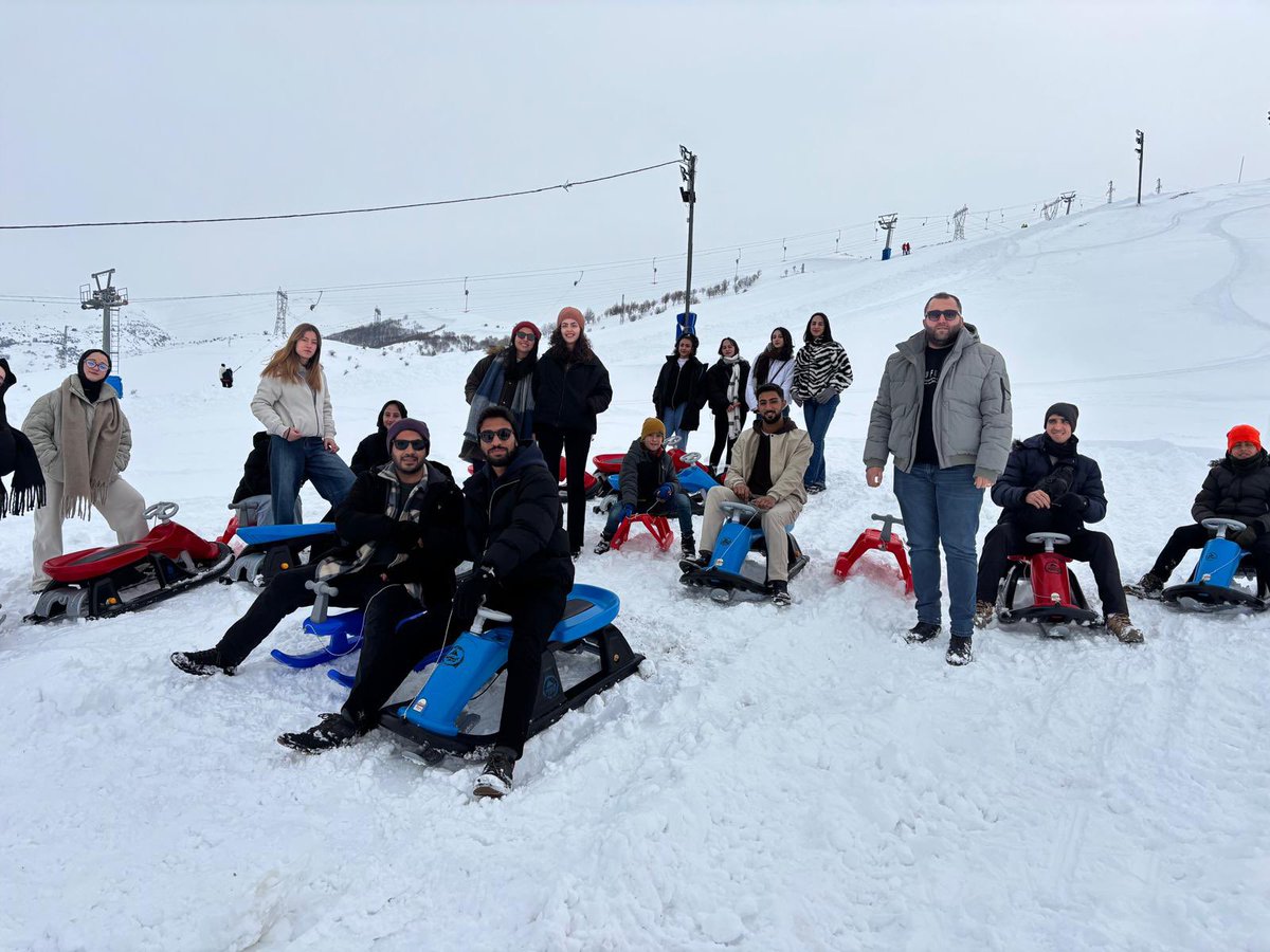 Gençlik Merkezi Kış Kulübüne katılan öğrencilerimizi, El-Aman Kayak Merkezi'nde kayak yaparak eğlenmeleri için ödüllendirdik! 🎉❄️

Enerji dolu bir gün geçiren gençlerimiz, kışın keyfini çıkararak hem eğlendiler hem de kayak yapmanın tadını çıkardılar! 🏔️💫

#GSBGençlikKışKulübü