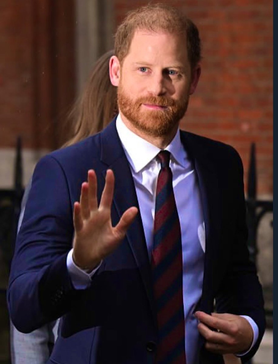 claireXanda's tweet image. Stephen Lawrence was a British teenager who was murdered in a racially motivated attack. As the family mourned his loss The #DailyMail “bugged his family home,cars&amp;amp;phones”. Just imagine that? This case against the mail is not just about Harry . #DoreenLawrence #PrinceHarryVsANL