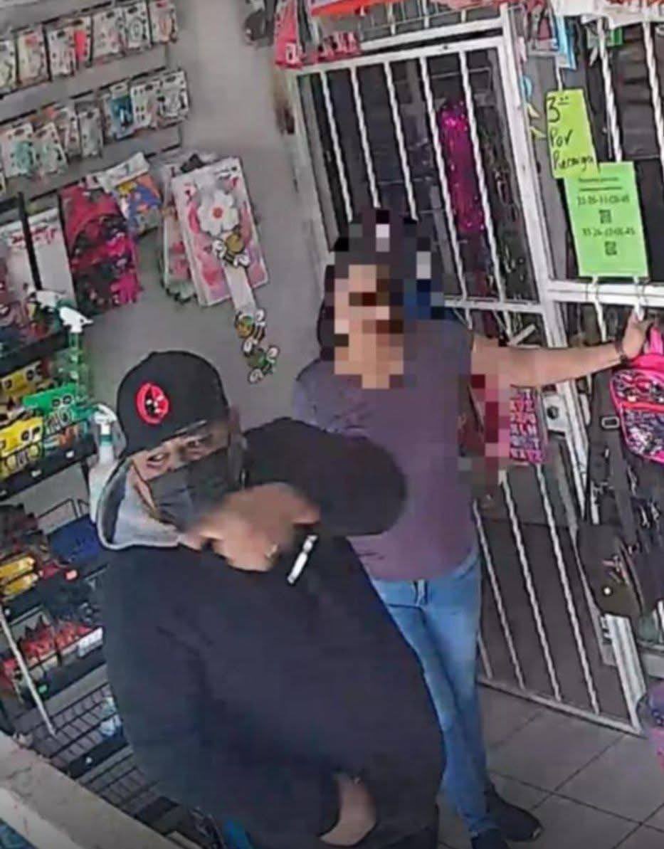 Este es el sujeto que en la colonia Zapote del Valle, en Tlajomulco, asaltó una Papeleria y al exterior de una tortillería, lesiono de un disparó en el cráneo a don José de 62 años porque le dijo a su cómplice y a el, RATEROS, si lo reconoces denúncialo.