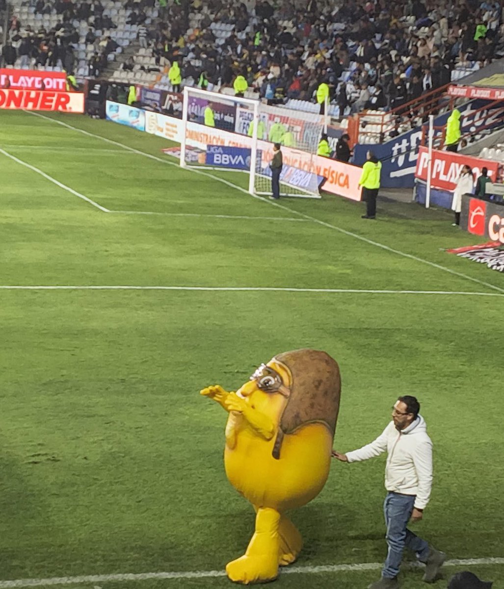 #TBT a las últimas apariciones del #BoingDeMango en estadios.

2024 en el Estadio Azul
Trabajando para Caliente TV

2025 en el Estadio Hidalgo como agente Libre en su rol de fruta kamikaze.

#PostalesNostalgicas <a href="/JC_Zuniga/">Juan Carlos Zúñiga</a> #DatosFrutales