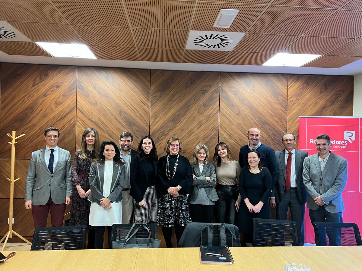 decanatomadrid's tweet photo. El pasado martes el decanato de Madrid se reunió con la Agencia de Actividades del Ayuntamiento de Madrid y la directora general de régimen jurídico urbanístico del Ayuntamiento de Madrid https://t.co/UCifB36Kcq