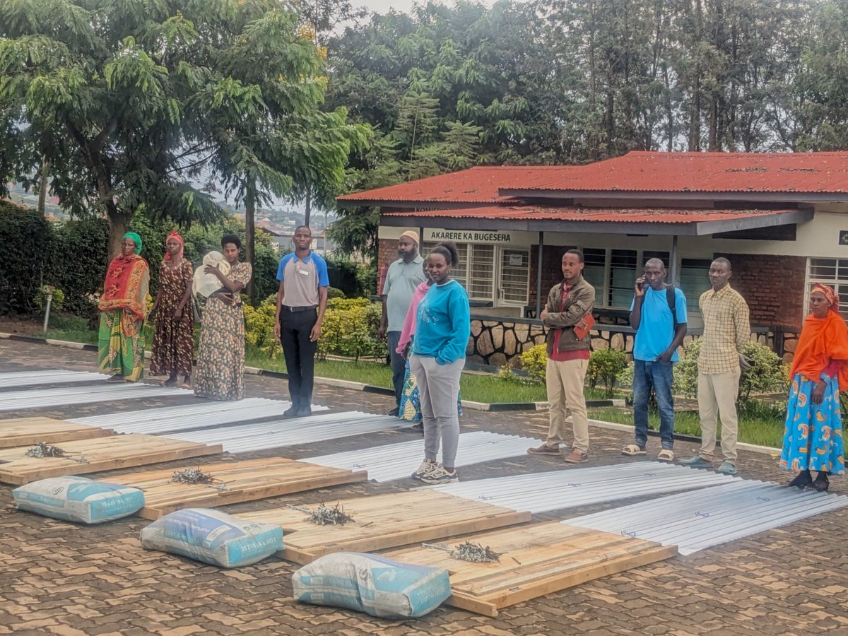 GSF_RC's tweet image. Ku bufatanye na @BugeseraDistr kuri uyu wa Kane hatangijwe igikorwa cyo gutanga ibikoresho byo gusana ubwiherero mu ngo mbonezamikurire z’abana bato 137 (HBECDs) zo mu Mirenge yose y’Akarere. Ibyatanzwe birimo inzugi, amabati, sima n’imisumari. @callixte_gasana @AlphonseNa31521