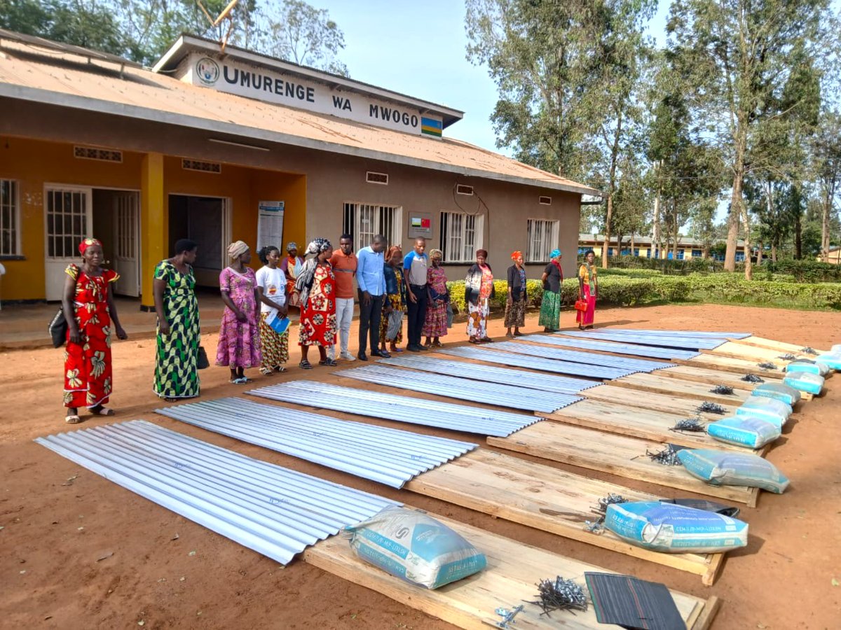 GSF_RC's tweet image. Ku bufatanye na @BugeseraDistr kuri uyu wa Kane hatangijwe igikorwa cyo gutanga ibikoresho byo gusana ubwiherero mu ngo mbonezamikurire z’abana bato 137 (HBECDs) zo mu Mirenge yose y’Akarere. Ibyatanzwe birimo inzugi, amabati, sima n’imisumari. @callixte_gasana @AlphonseNa31521