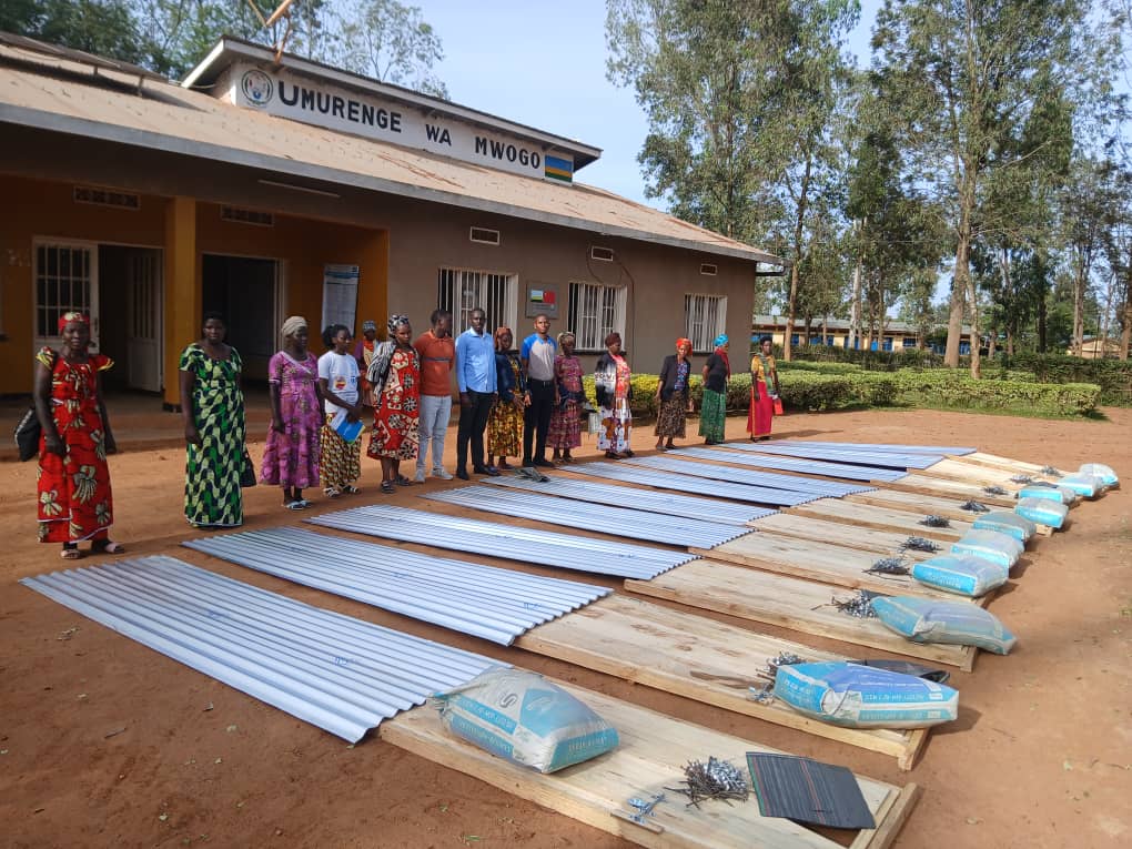 GSF_RC's tweet image. Ku bufatanye na @BugeseraDistr kuri uyu wa Kane hatangijwe igikorwa cyo gutanga ibikoresho byo gusana ubwiherero mu ngo mbonezamikurire z’abana bato 137 (HBECDs) zo mu Mirenge yose y’Akarere. Ibyatanzwe birimo inzugi, amabati, sima n’imisumari. @callixte_gasana @AlphonseNa31521