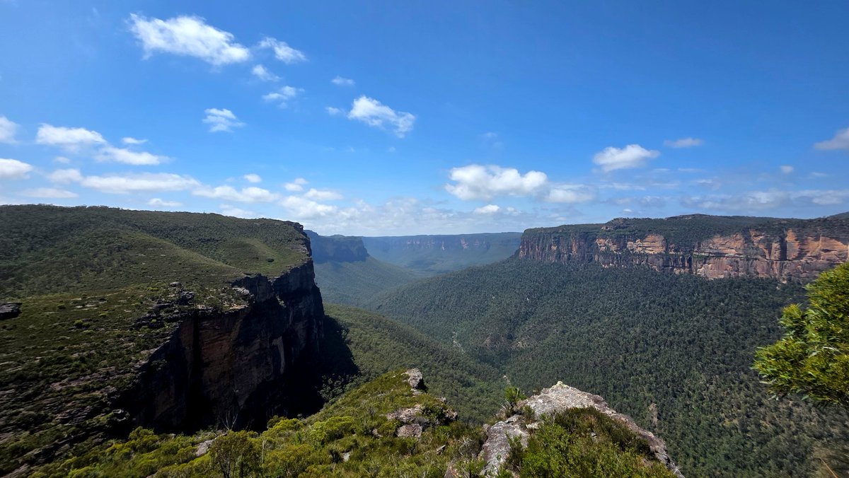 혼자 9박 11일 호주여행 블로그 🧳

- 멜버른 (FNF 공원 위주)
- 노스시드니, 코스탈워크 (쿠지 to 본다이)
- 블루마운틴 트래킹, 팜비치, 페더데일
   시드니하버국립공원, 뉴타운, 세븐힐스 등..

1️⃣m.blog.naver.com/fuzzcat/224155…
2️⃣m.blog.naver.com/fuzzcat/224155…
3️⃣m.blog.naver.com/fuzzcat/224156…