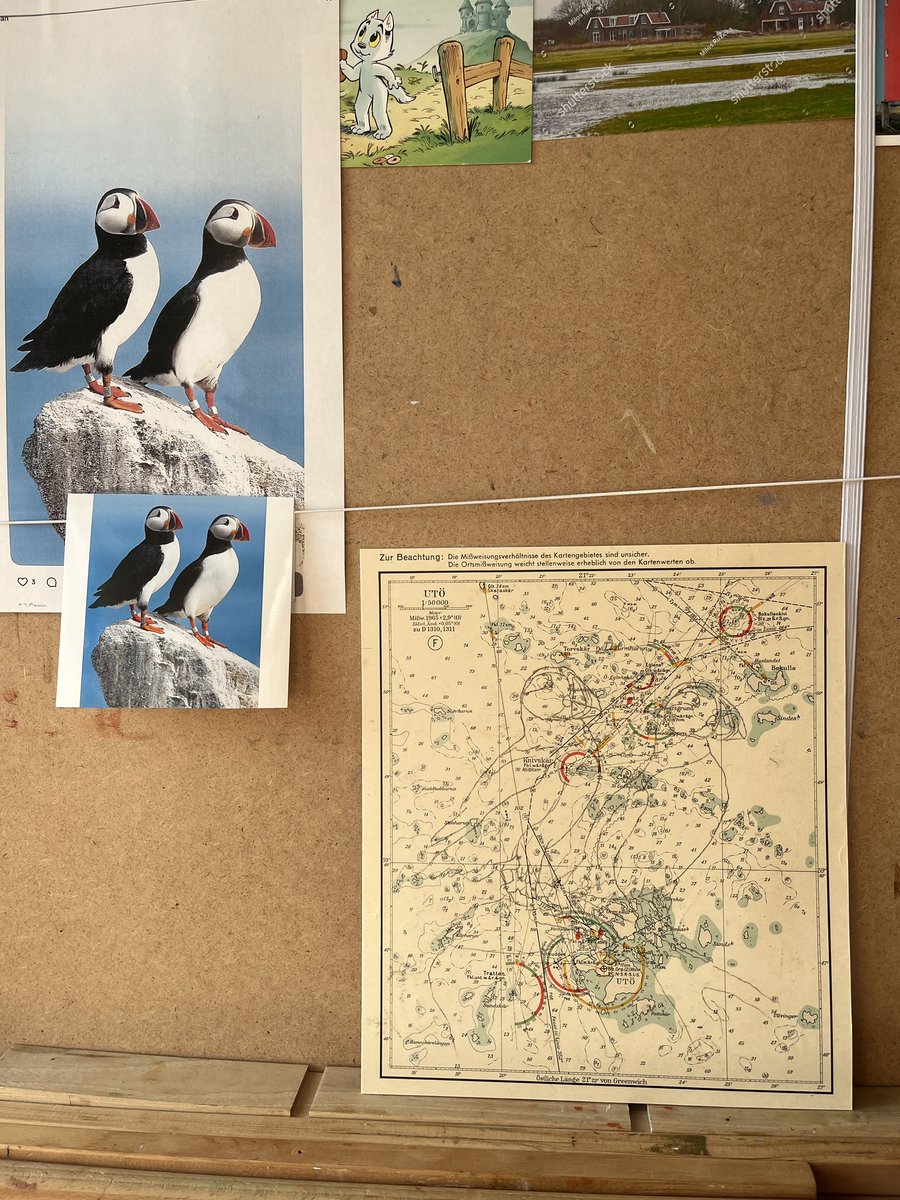 Nieuw project: puffins op de uitkijk. 
Afmetingen zeekaart van Utö 23x20. 
Papegaaiduikers te schilder op een zeekaart van Utö (Finland).