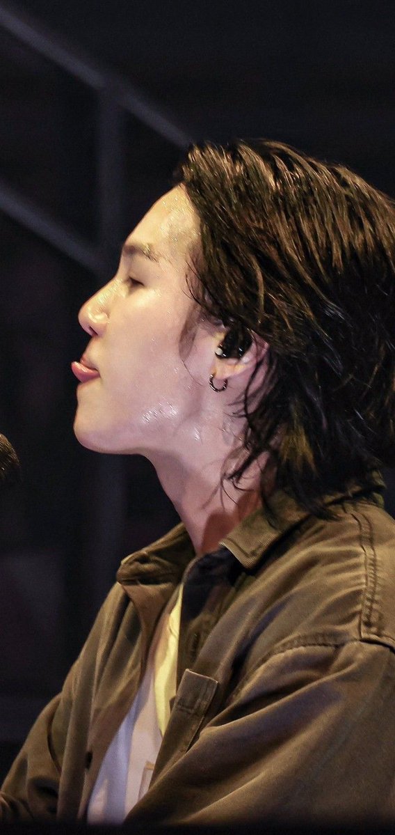 _YOONGI_AGUSTD_'s tweet image. 2_ What is the first thing a relationship begins with: a kiss or a touch?