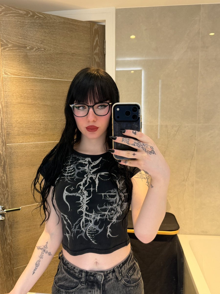 Winter 🖤 tweet media