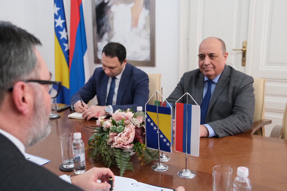 StasaKosarac's tweet image. Radni sastanak sa ambasadorom Republike Azerbejdžan Vilajetom Gulijevim: Azerbejdžan je naša prijateljska zemlja sa kojom želimo jačati i unapređivati saradnju u oblastima od obostranog interesa.